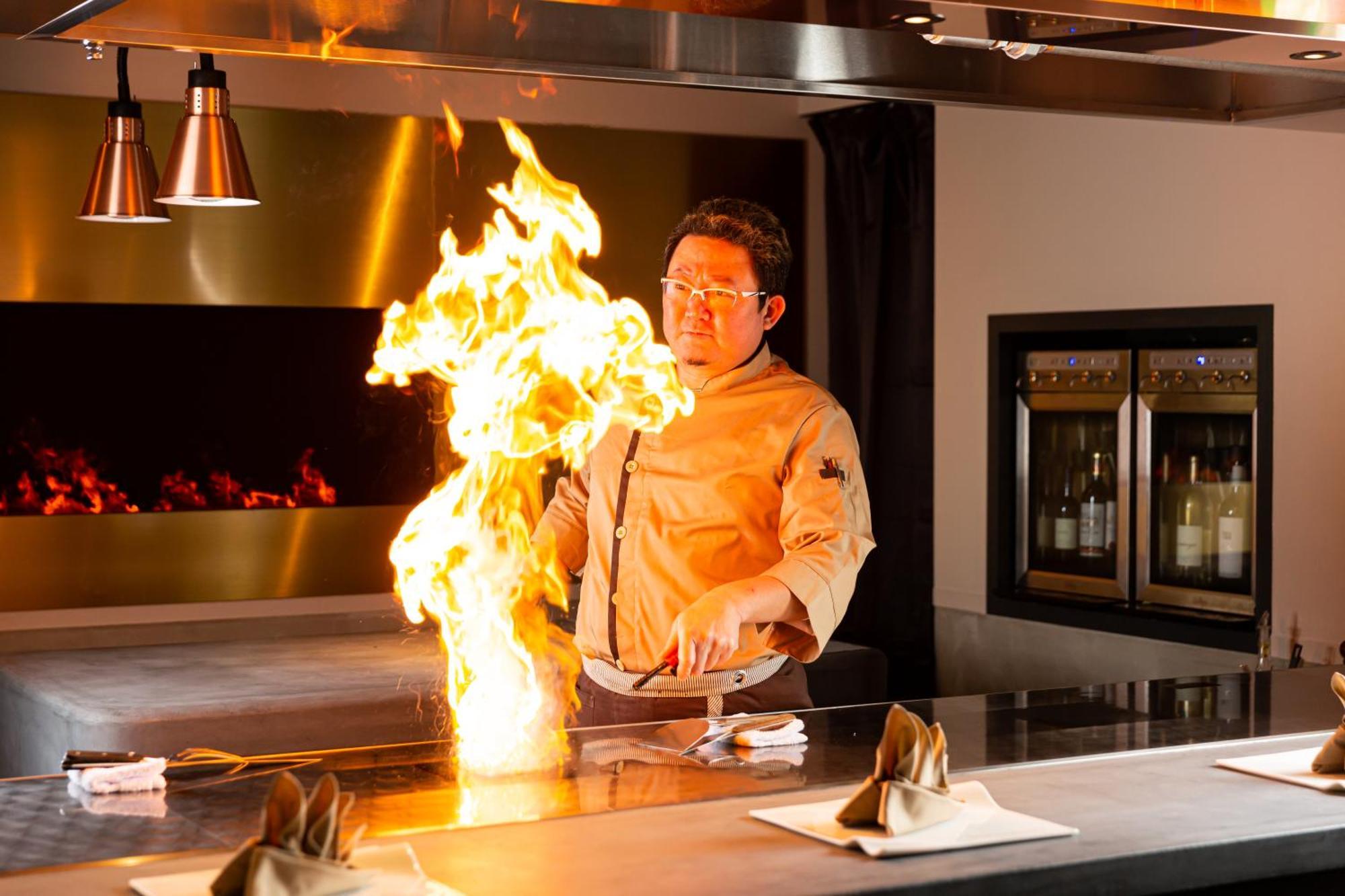 Good Nature Hotel Kioto Exterior foto A chef cooking with a flaming torch