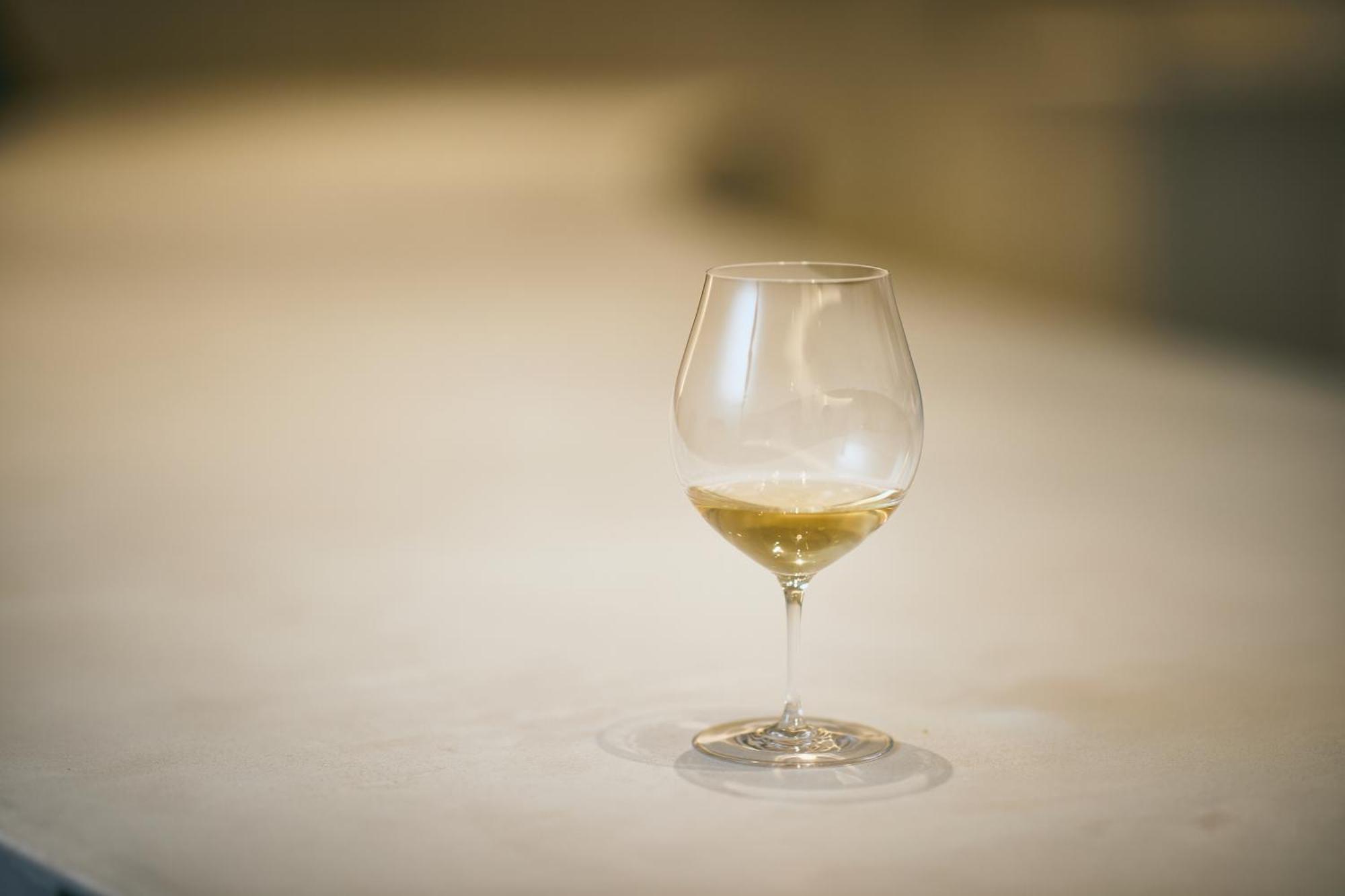 Good Nature Hotel Kioto Exterior foto A glass of white wine