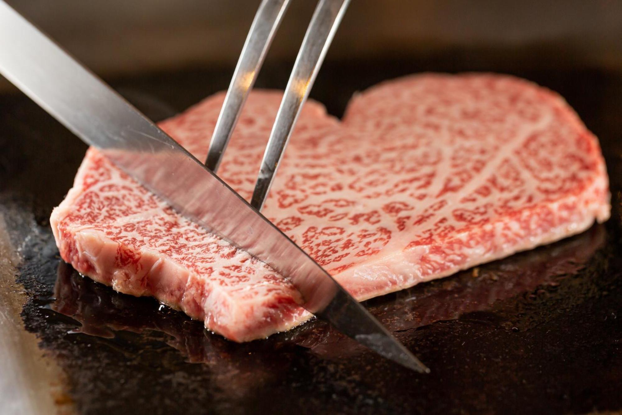 Good Nature Hotel Kioto Exterior foto A steak being cooked
